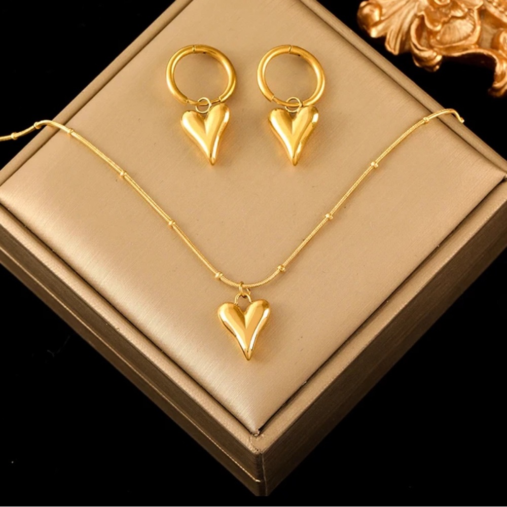 18k Gold Heart pendant necklace and earrings set. 3pc set